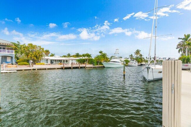 Building Photo - 273 Tropic Dr