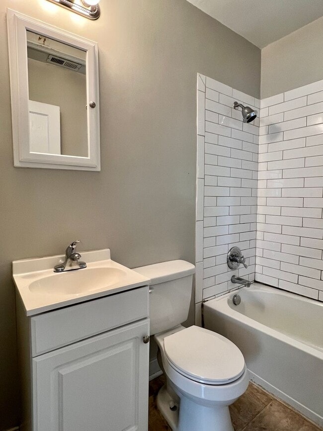 Building Photo - Charming 2 bedroom, 1 bathroom Rancher in ...