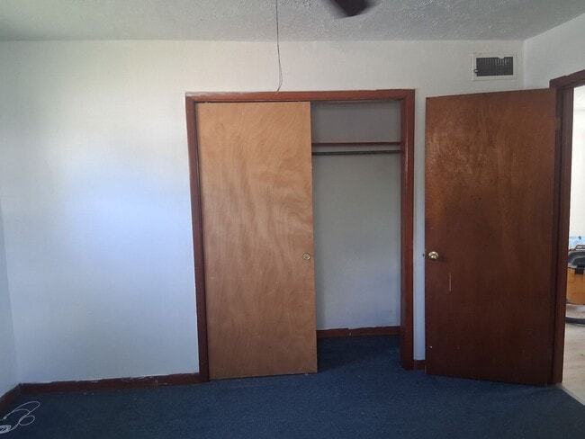 Building Photo - Maryville 2 bedroom 1 bath apartment, wate...