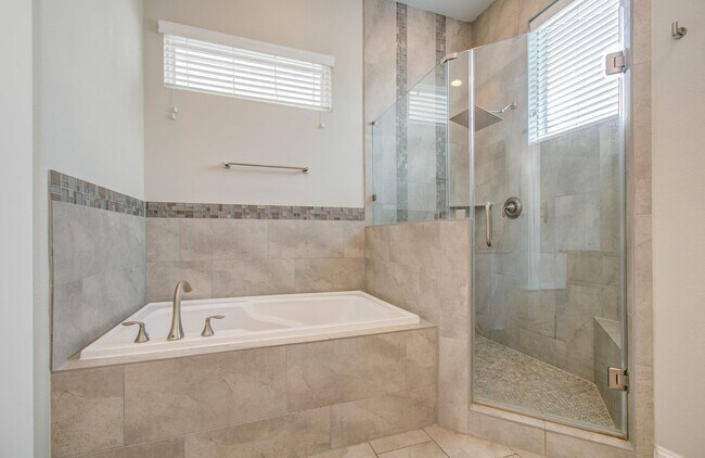 Building Photo - Beautiful 3-story House In the Heart of Ho...