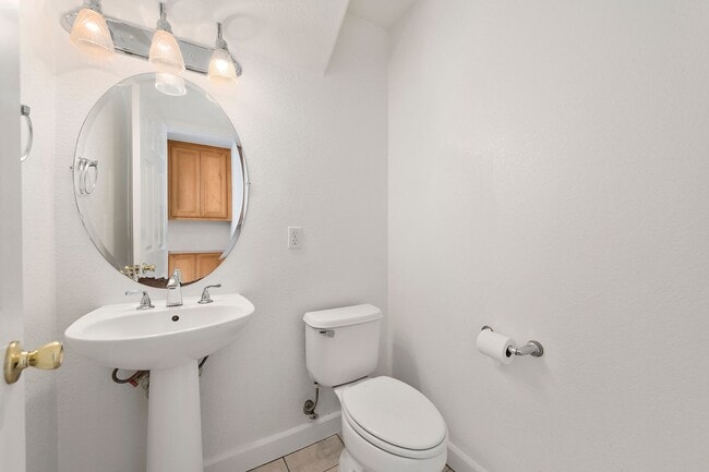 Building Photo - Spacious 3 Bedroom/2.5 Bath Home