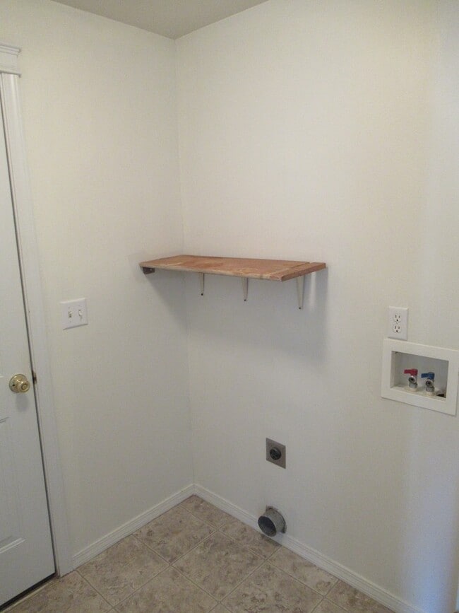 Building Photo - Three Bedroom Home in Independence