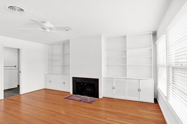 Building Photo - Convenient Living in Dallas – 3BR/2BA Home...