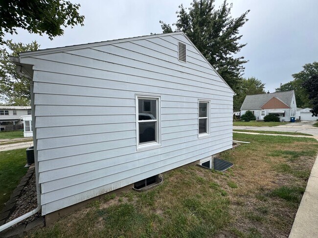Building Photo - 3 Bedroom Cedar Falls House