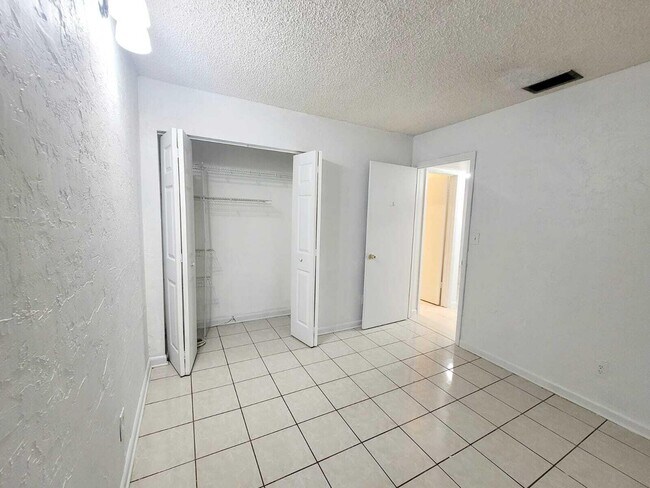 Building Photo - 15702 E Waterside Cir