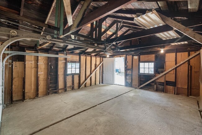 Building Photo - 631 SW Lindenwood Ave