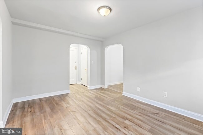 Building Photo - 219 Oakwood St SE