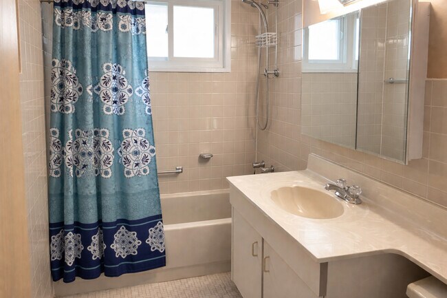 Building Photo - 1706 W Jarvis Ave