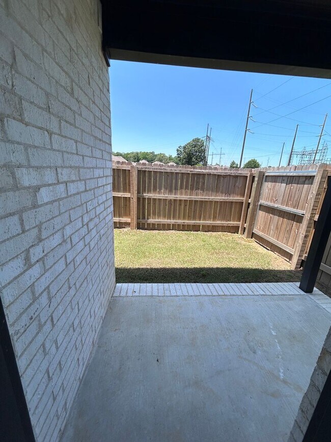 Building Photo - COX-NORTHRIDGE DR-2