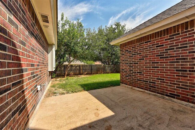 Building Photo - 1805 Lois Lynn Ln