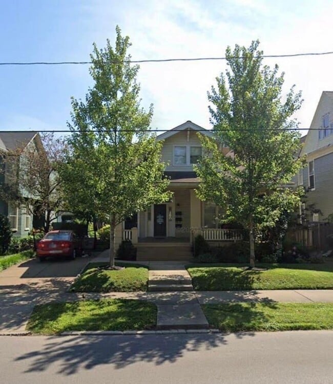 Building Photo - 720 SE Riverside Dr