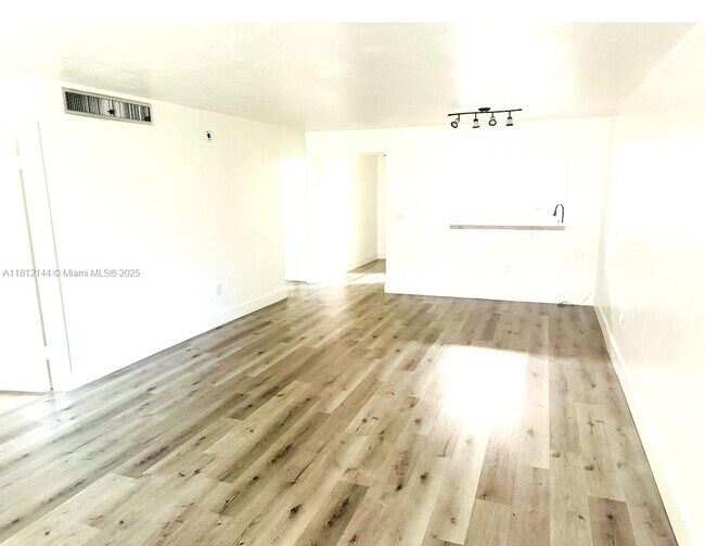 Building Photo - 1550 NE 191st St