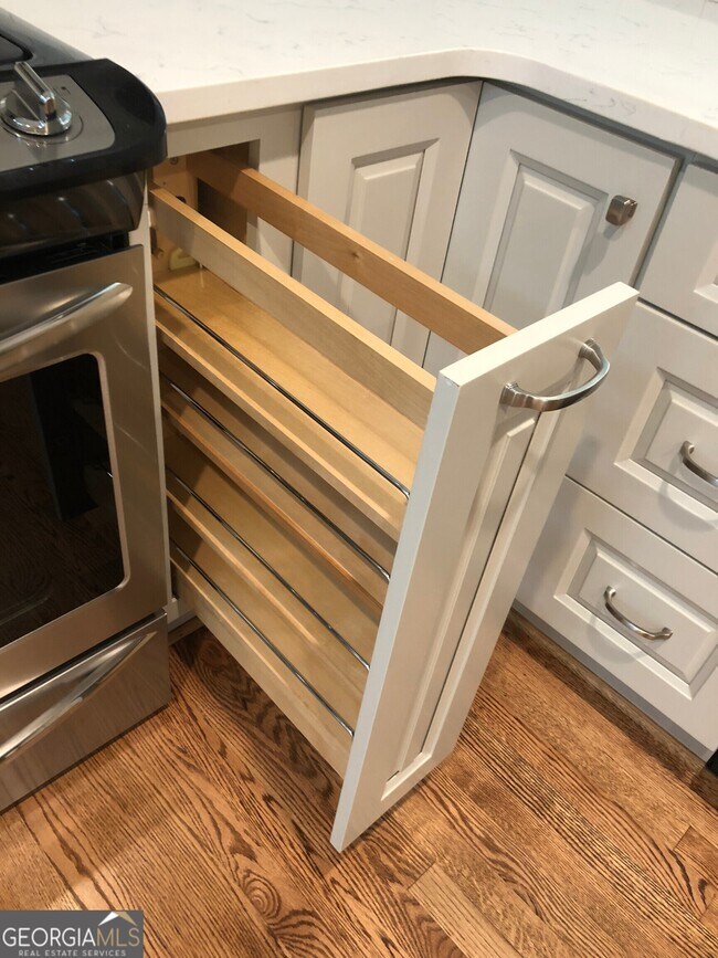 Building Photo - 2021 Woodbine Terrace NE