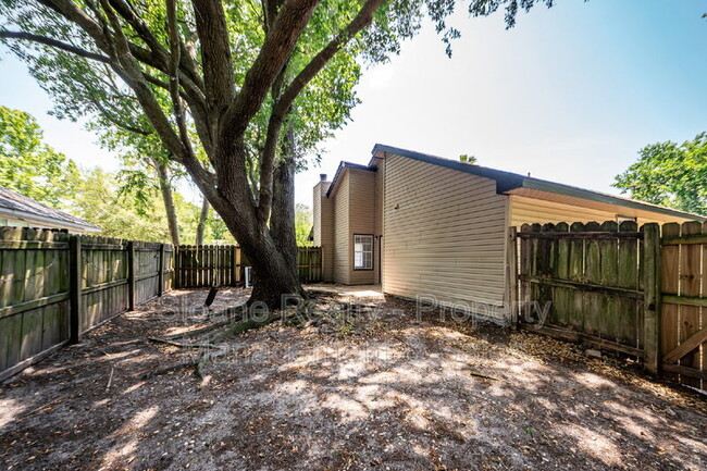 Building Photo - 1022 Oakcrest Dr