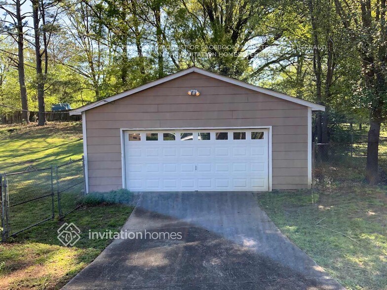 Building Photo - 404 Seneca Ct