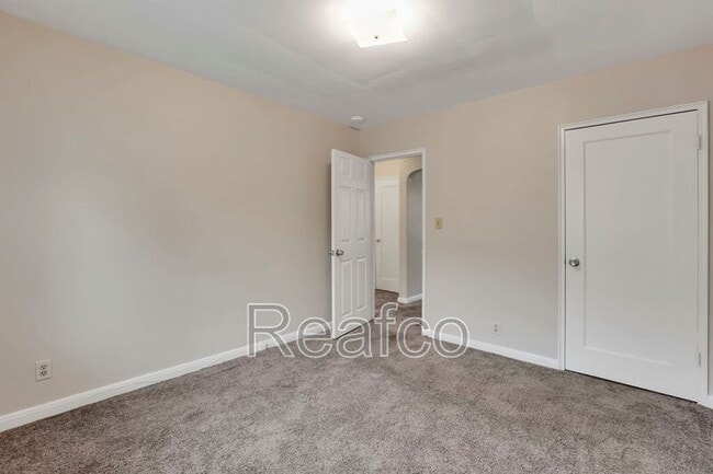 Building Photo - 404 S Chase Ave