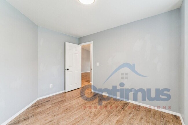 Building Photo - Charming & updated 2-bedroom, 2-bath home in one of Boise’s most convenient and sought-after loca...