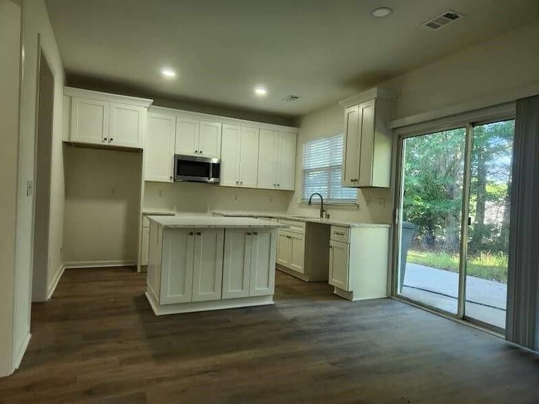 Building Photo - 2025 Kyrle Ln NW