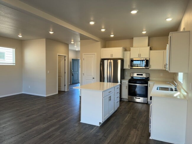 Building Photo - 4 bedroom 2.5 bathroom in Marcola Meadows!