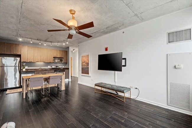 Building Photo - 659 W Randolph St