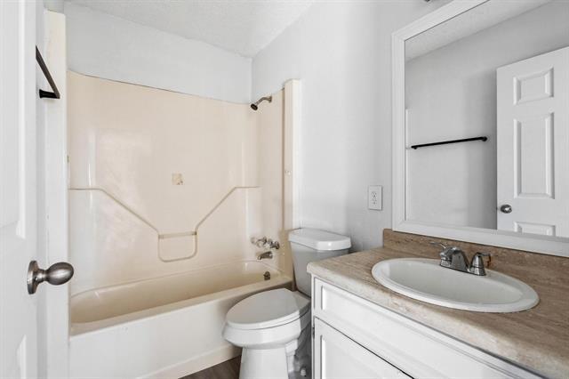 Building Photo - 916 8th St NW