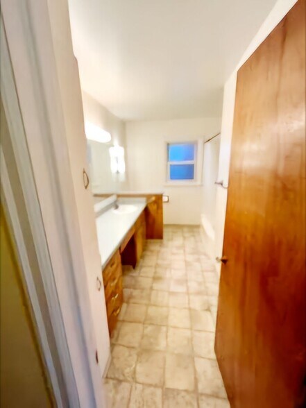 Building Photo - 606 Avenue C