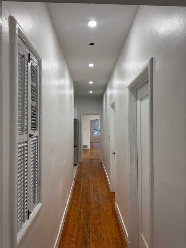 Building Photo - 1260 N Flores St