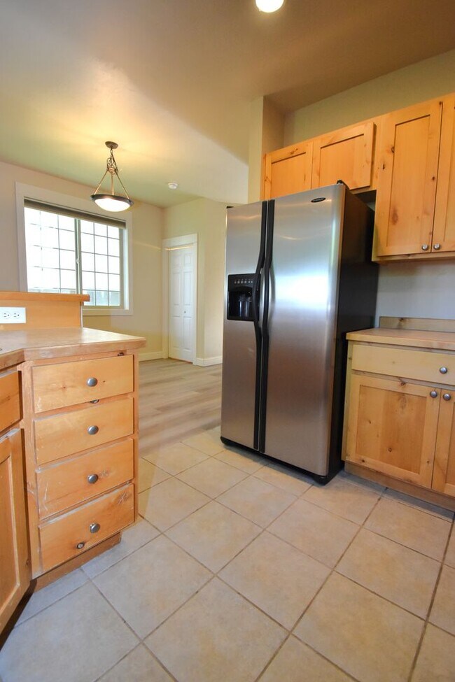 Building Photo - Fantastic end unit condo in Westgate subdi...