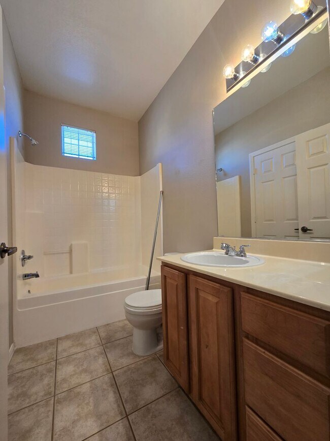 Building Photo - Awesome 2 bedroom 2 bath unit!