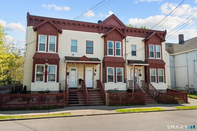 Building Photo - 704 Maple St