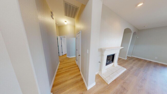 Building Photo - Elegant home in Pflugerville with great fe...