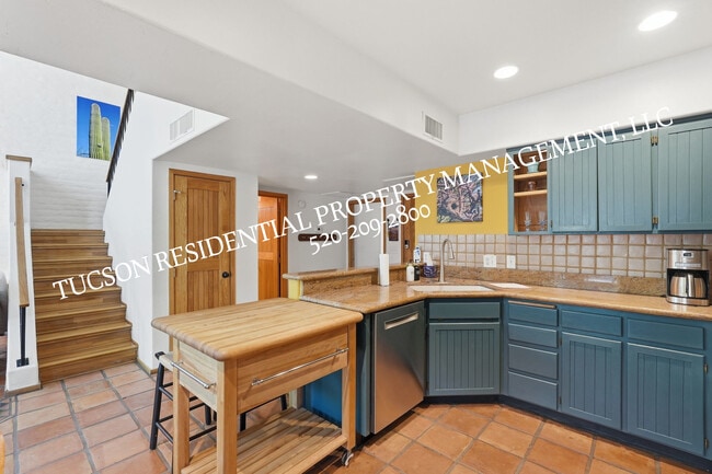 Building Photo - 2824 E Sierra Vista Rd