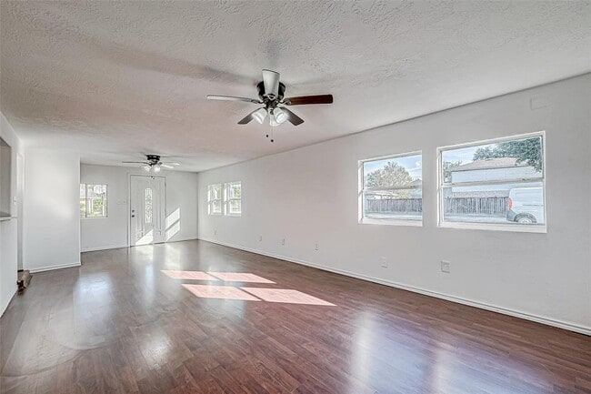 Building Photo - 4104 Scenic Dr
