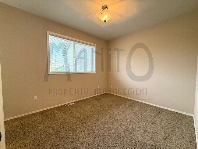 Building Photo - Beautiful Carnahan Crest Townhome