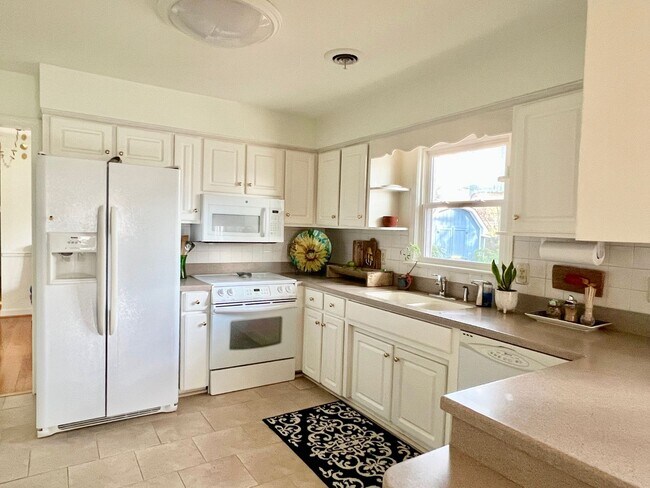 Building Photo - 3BD/ 2BA Brick Ranch in Lakeview Smith Terrace! Gorgeous Private Back Yard! Available NOW!