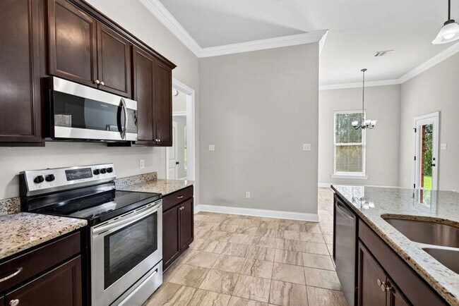 Building Photo - 15034 Belhaven St