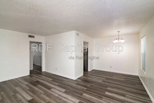 Building Photo - 7040 Glenview Dr