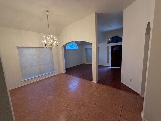 Building Photo - 1005 Chelsea Dr