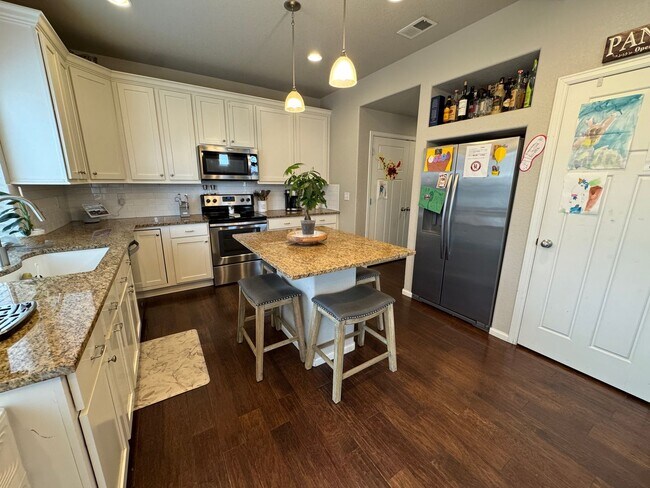 Building Photo - 3 Bedroom, 4 Bathroom Home on a Corner Lot...