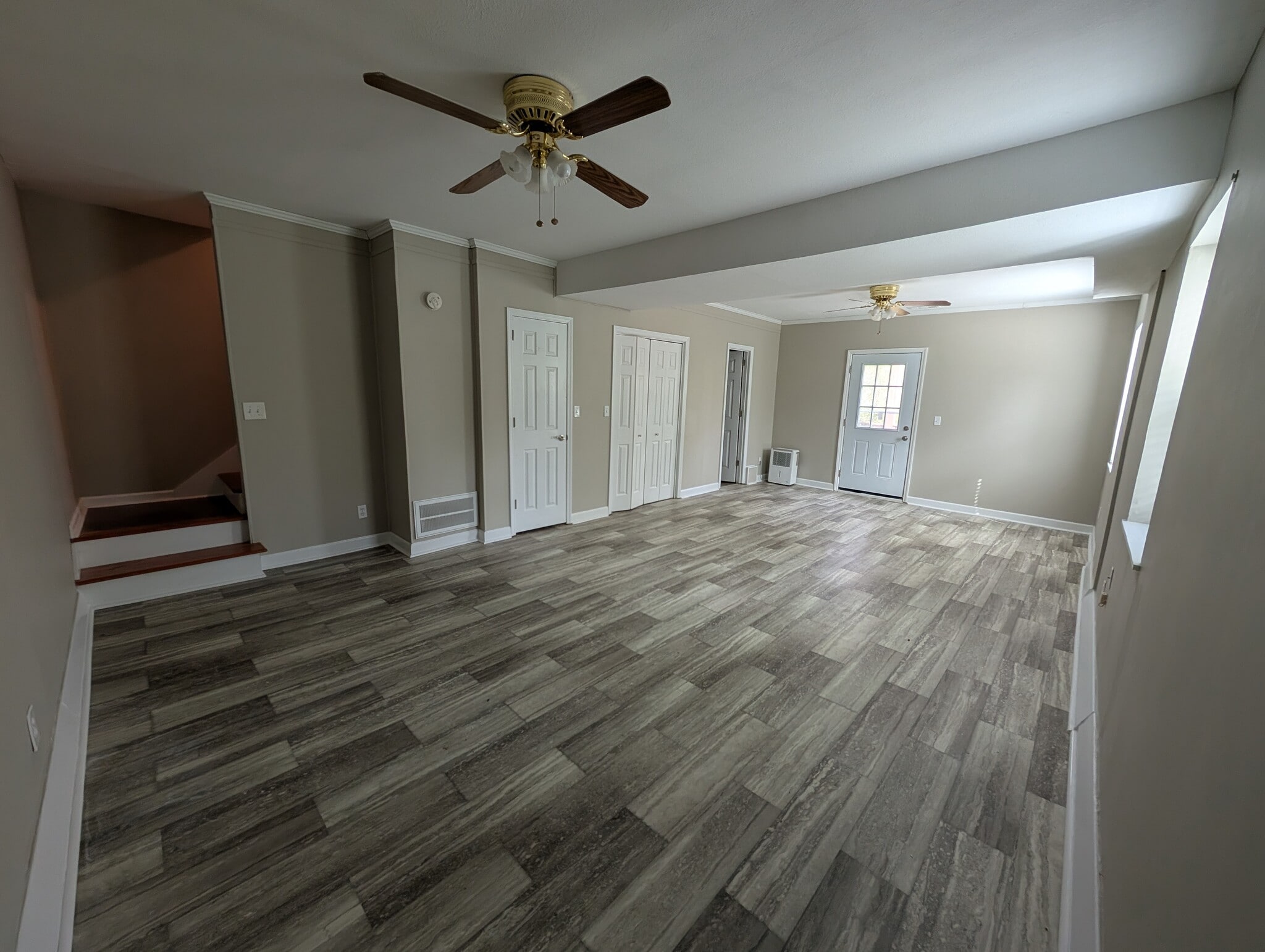 Lower level ensuite 3rd bedroom/2nd living area - 914 Murrell Rd