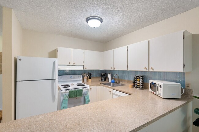 Building Photo - 2348 S Vermont St