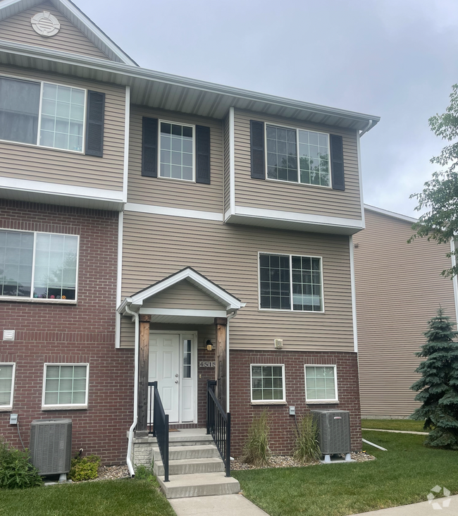 Building Photo - 3 Bedroom Townhome in Ankeny Available Jul...