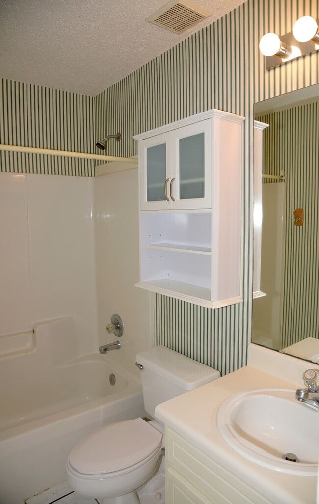 Building Photo - Central 3 Bedroom in Niceville!