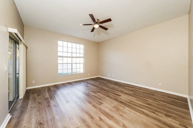 Building Photo - 984 Lake Breeze Dr