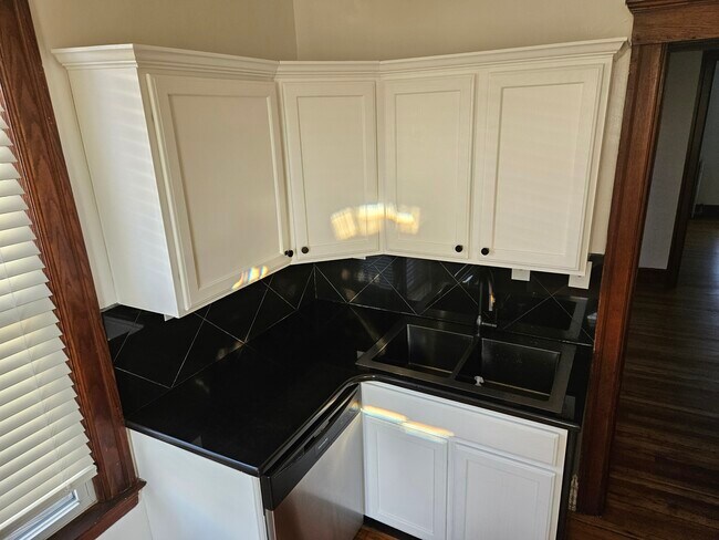 Building Photo - 3154 Van Alstyne St