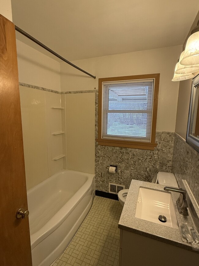 Building Photo - 951 Park Ave