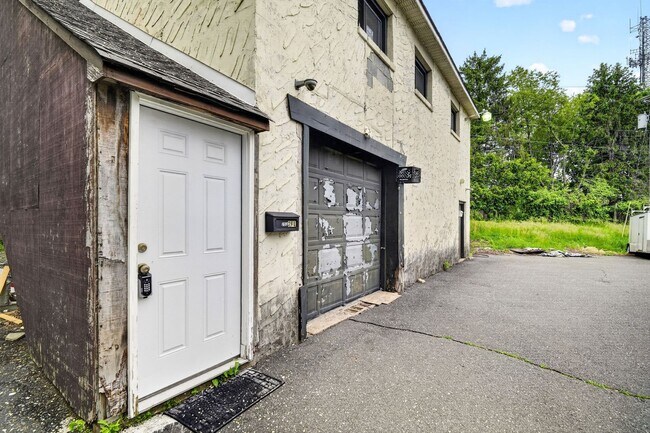 Building Photo - Glen Roc Shopping Center (172-252 Scotch Rd Ewing, NJ 08628)
