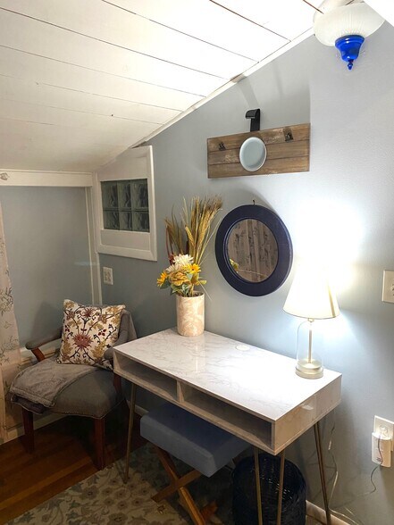 Desk with seat - 2661 Titus Avenue Ext