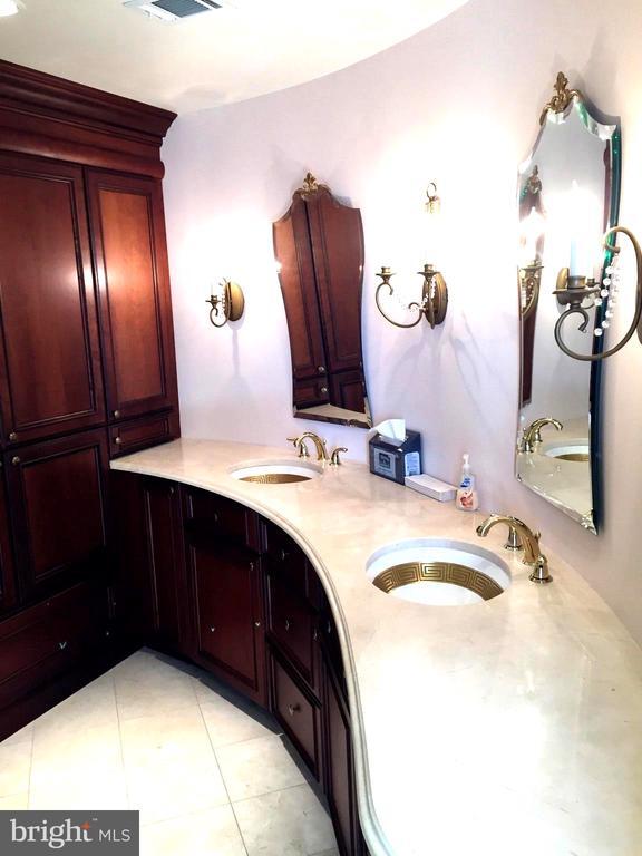 Building Photo - 28 Main St