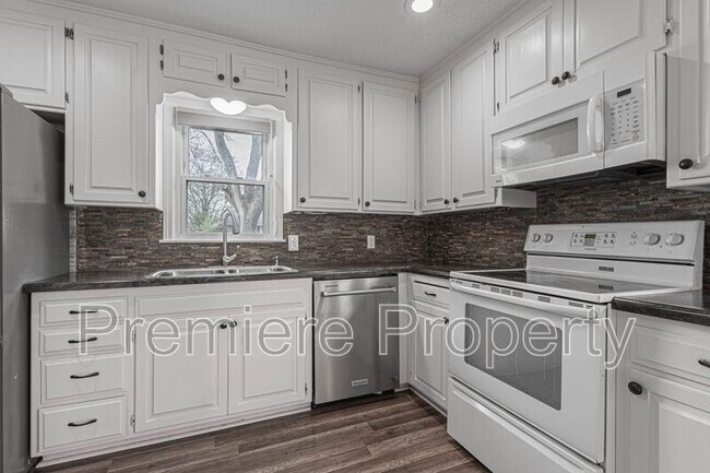 Building Photo - 1331 SW Horizon Dr